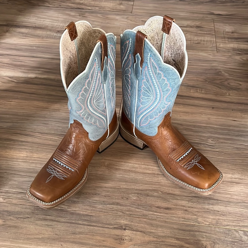 Ariat brown square toe cowboy boots! Brand New